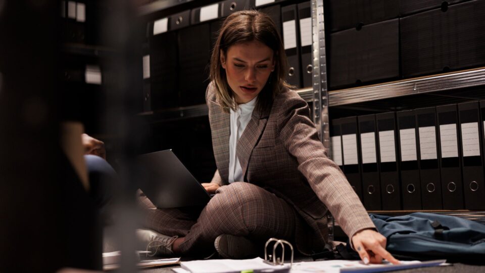 Btk. 347. §: Egyedi azonosítójellel visszaélés